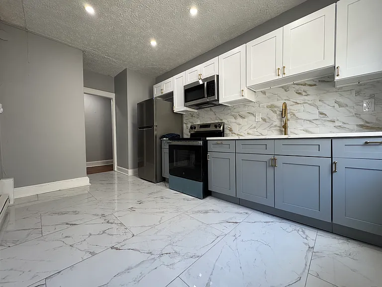 11 Gorham Ave #C302 — Photo 9