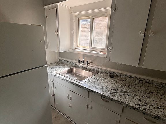 5th image of 850 West Ave APT 4