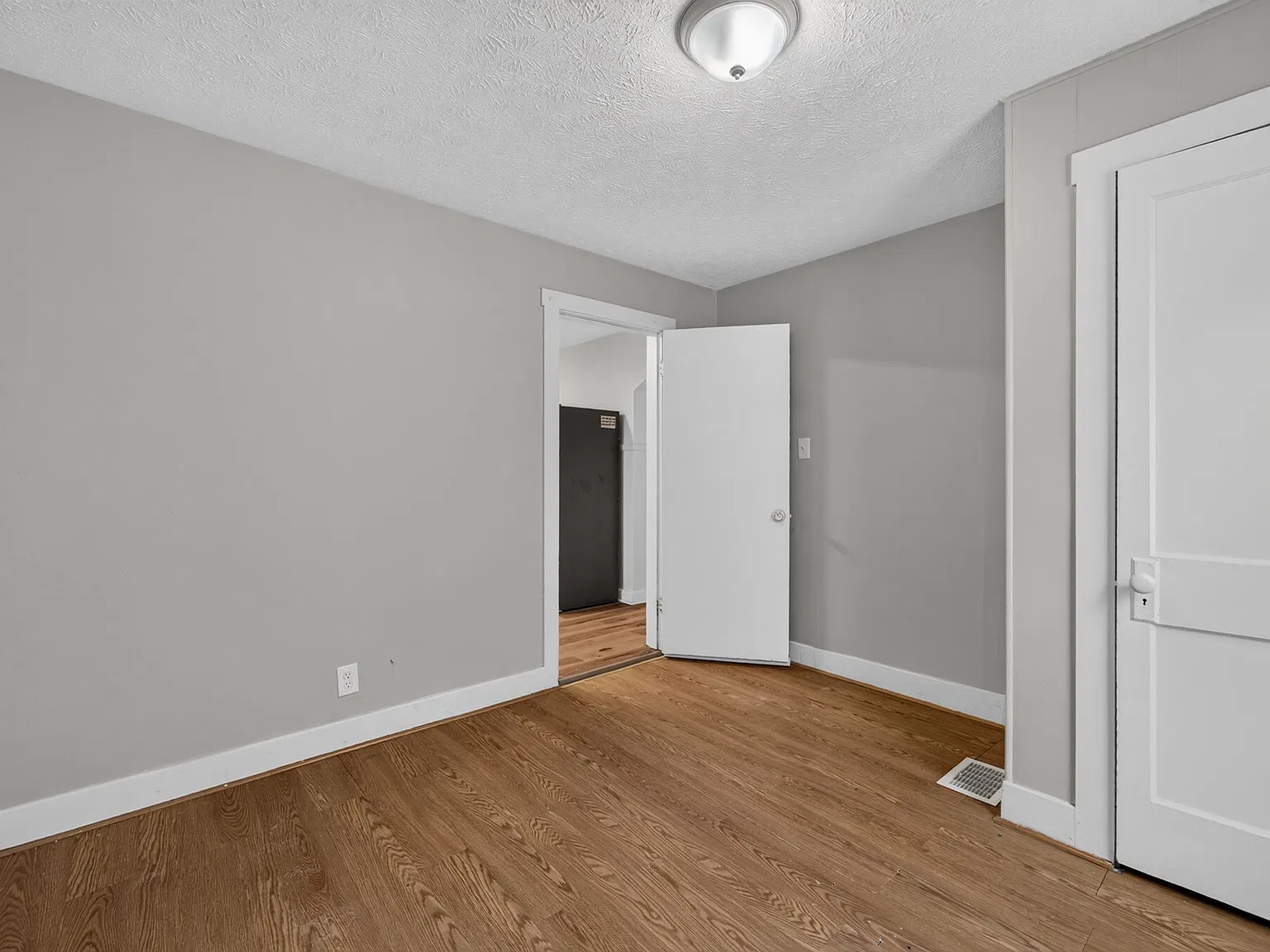 3 bed, 1200 sqft, $1,400 — Photo 4