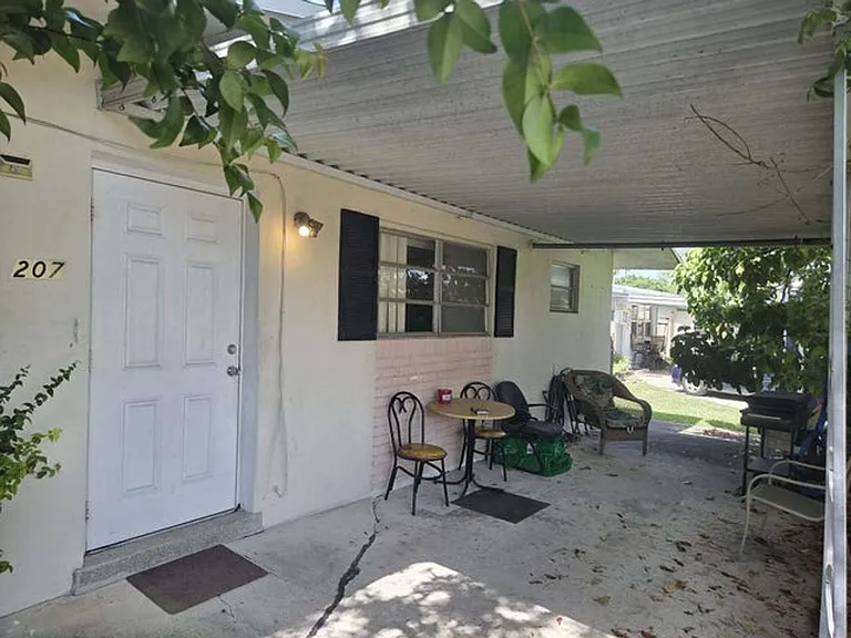 205 SE 7th St — Photo 4