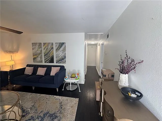 3 bed, 2.0 bath, 1525 sqft, $2,000 — Photo 2