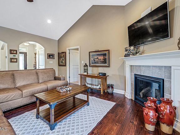 5th image of 835 Gavin Ln