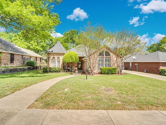 2nd image of 1105 Crestwood Ct