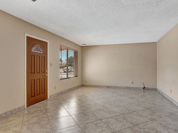 5th image of 2328 E Paradise Dr