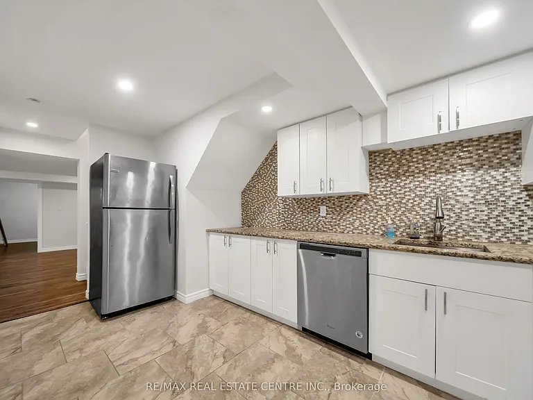 1074 Farmstead Dr — Photo 11