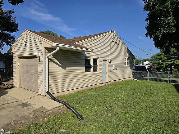 3rd image of 1014 Crest Dr
