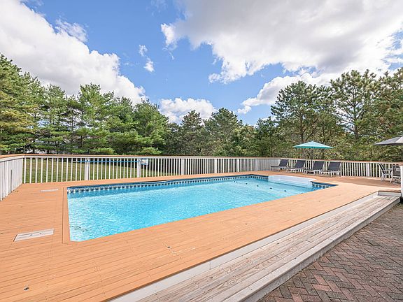 3rd image of 18 Lakeside Ln