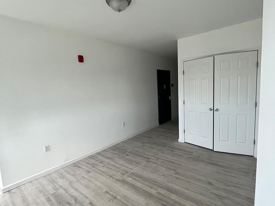 2nd image of 677 Fairfield Ave #101