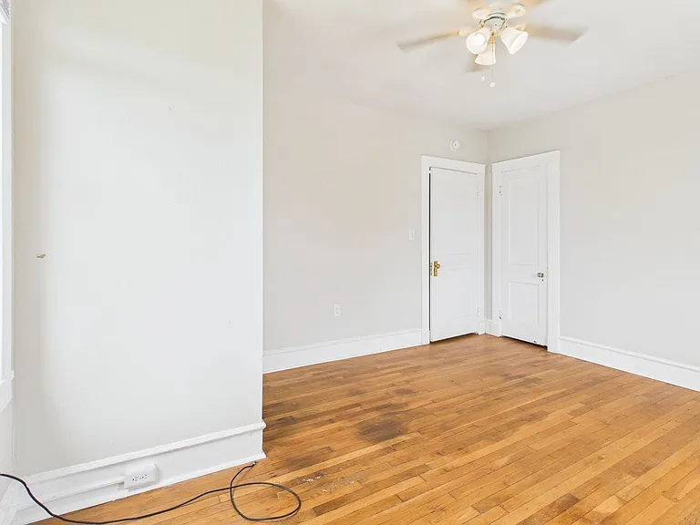 2400 Barton Ave — Photo 42