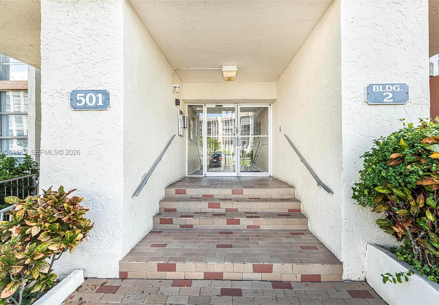 Desoto Park Condo — Photo 2