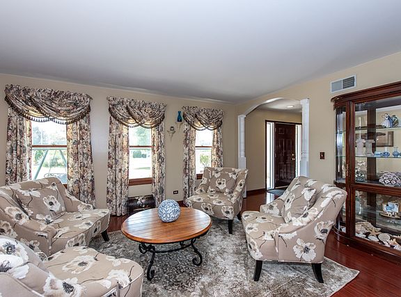 2nd image of 330 Abbey Ct