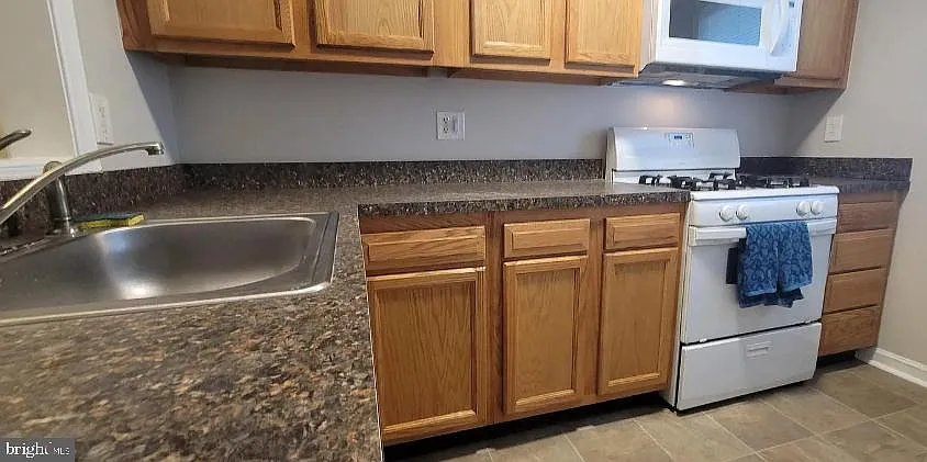 3 bed, 2.5 bath, 1200 sqft, $2,300 — Photo 4