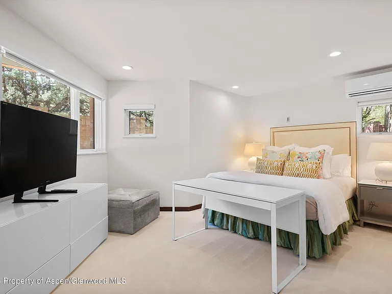 208 S Spring St #1 — Photo 31