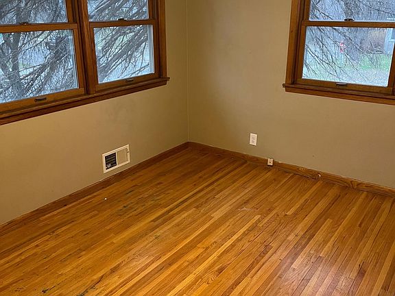 2nd image of 858 Oakdale Ave