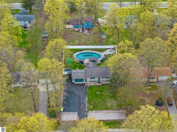 1891 Hummingbird Ln, Traverse City, MI 49696