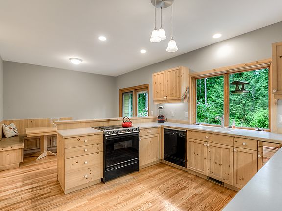 4th image of 13812 32nd Ave NW