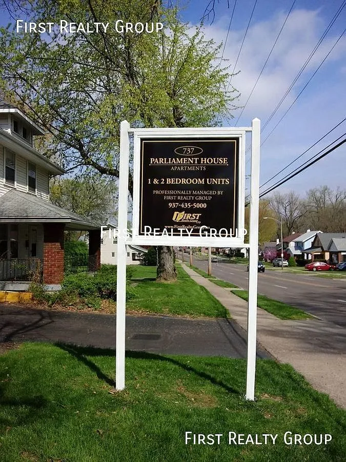 1 Bedroom, 1 Bath Garden Walk-Up Apartment. Move in Ready! — Photo 2