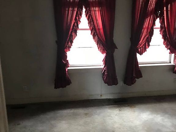 3rd image of 454 Forest Cir