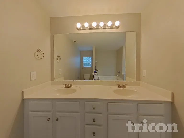 6235 Leslie Dr — Photo 8
