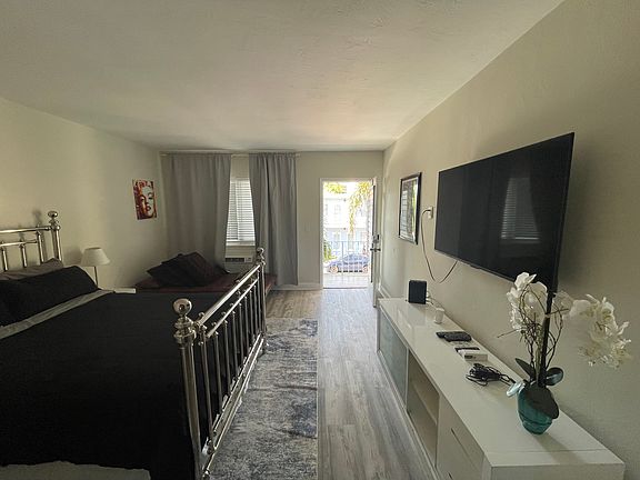 3rd image of 761 Euclid Ave #10