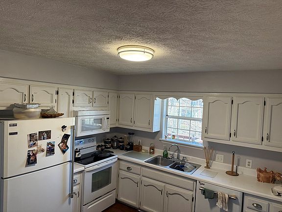 4th image of 762 Spring Valley Rd