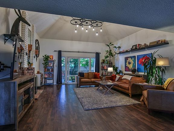 5th image of 936 Commons Dr