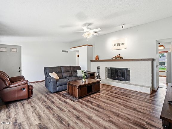 2nd image of 3732 Gloucester Pl