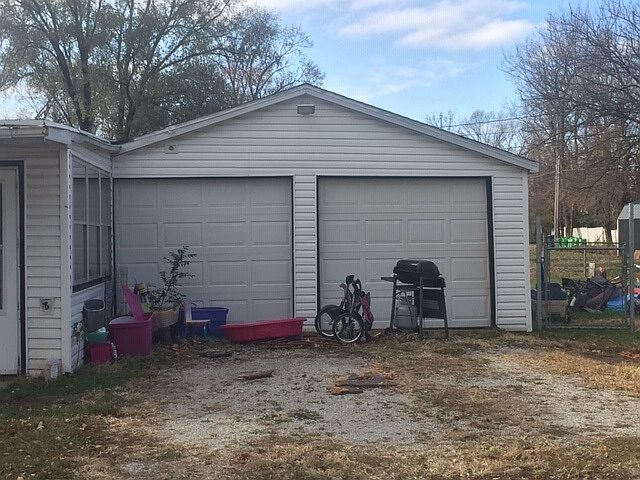 2nd image of 2160 Plum St