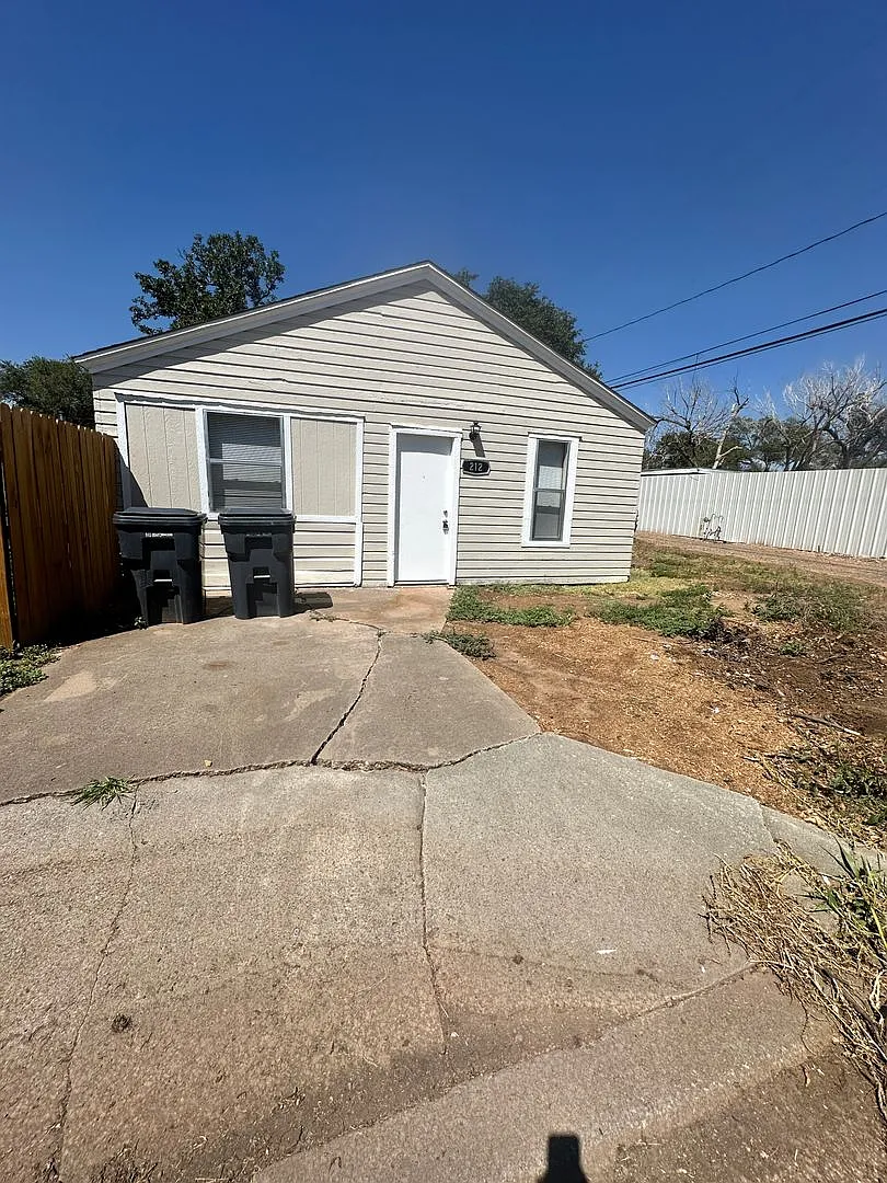 Spacious 1 Bedroom 1 Bath — Photo 2