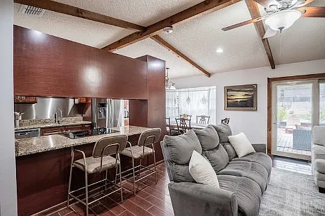 4 bed, 2370 sqft, $2,400 — Photo 4