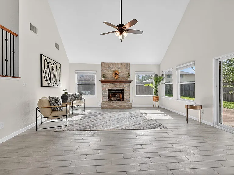 417 W Hillary Cir — Photo 14