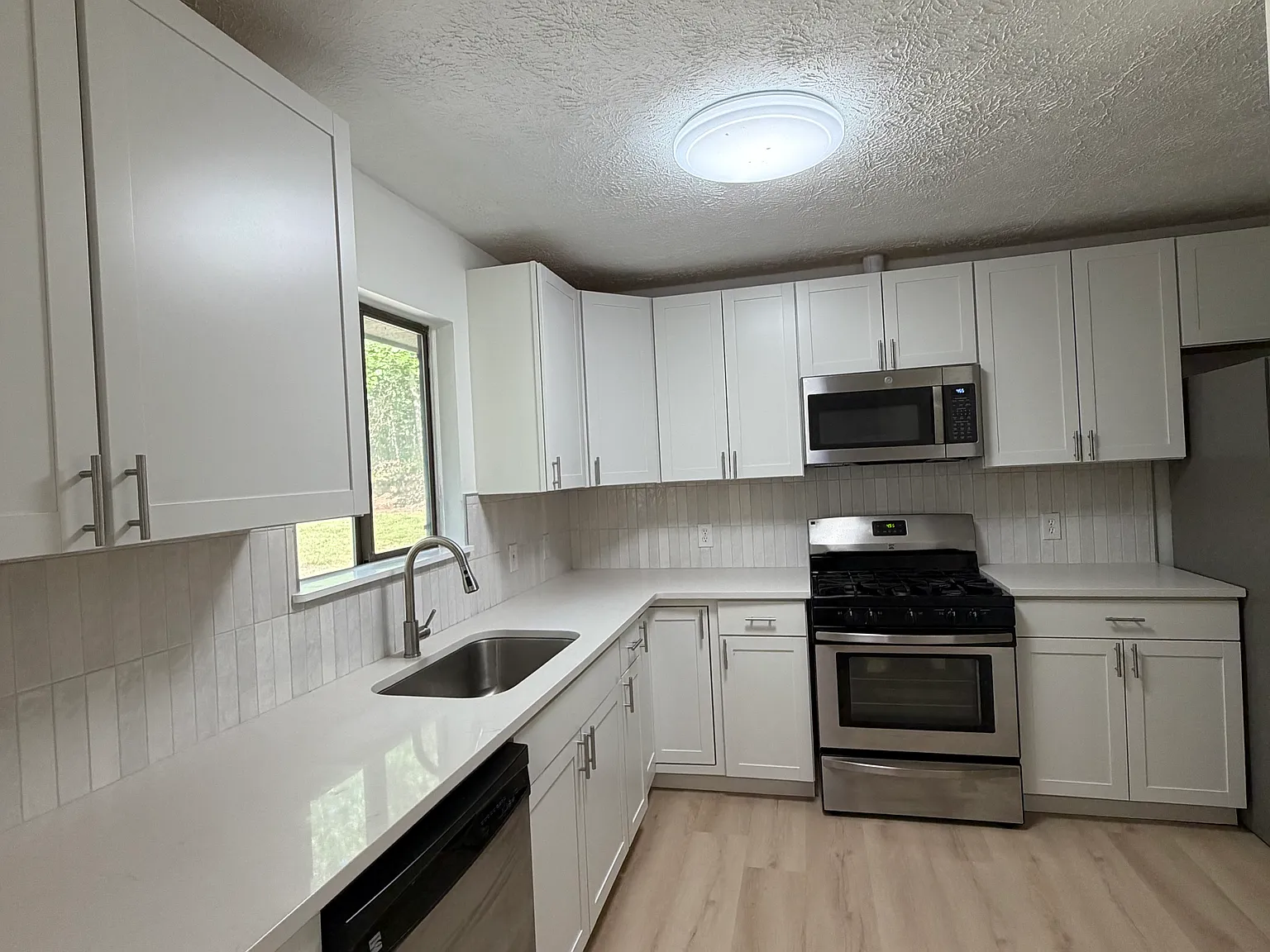 3 bed, 1882 sqft, $2,300 — Photo 4
