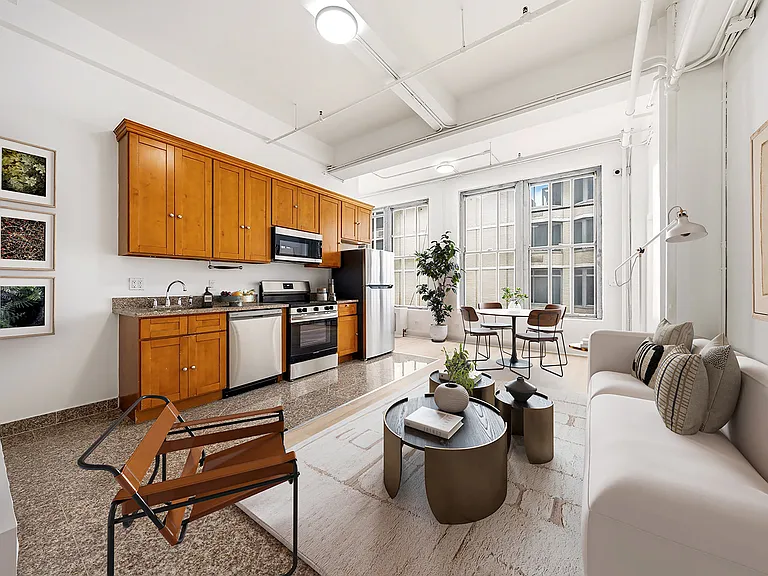 325 W 37th St #11R — Photo 1