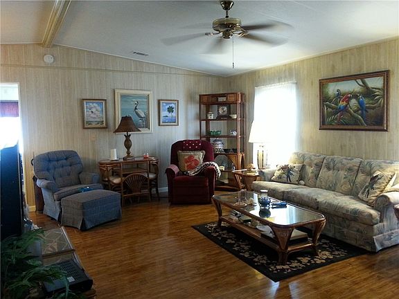 3rd image of 921 Periwinkle Cir