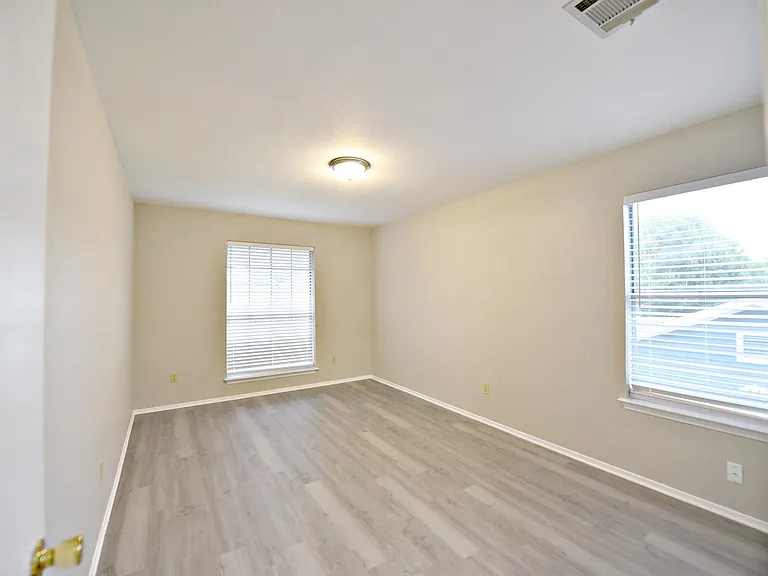12801 Margit Dr — Photo 17