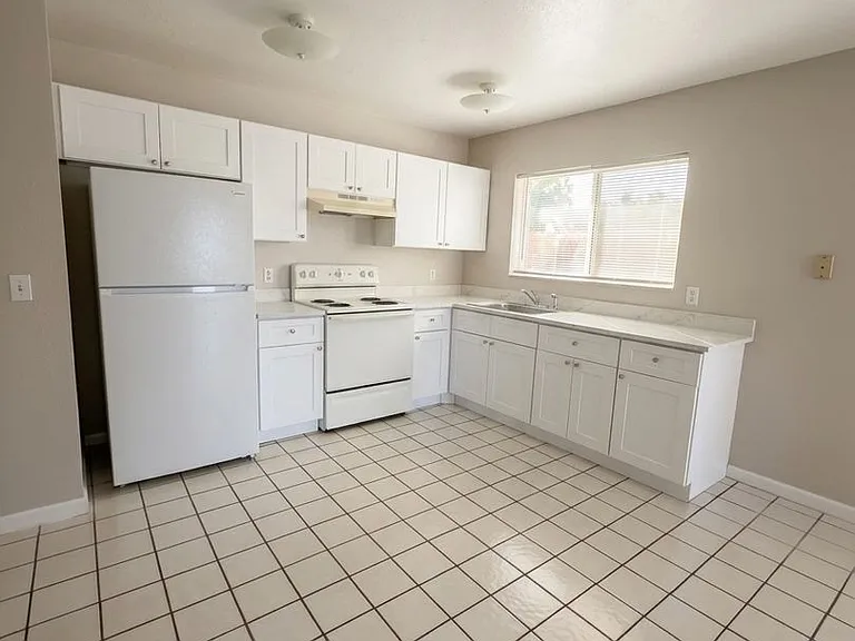 1907 Cleveland St NE — Photo 2