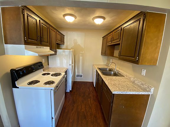 5th image of 4401 Country Club Dr APT 31