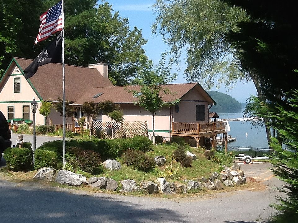 streetside view of house