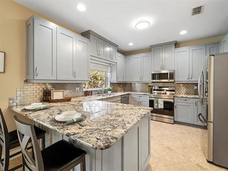 12341 Eagle Pointe Cir — Photo 1