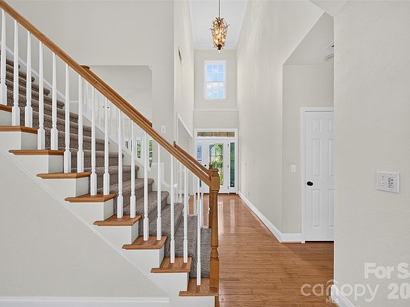 5th image of 104 Elizabeth Hearth Rd
