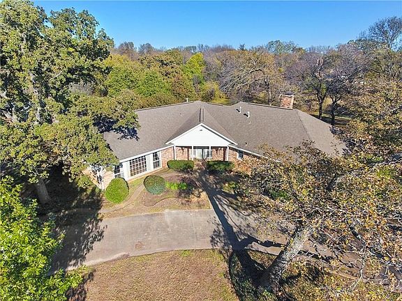 3rd image of 158 Red Oak Ln