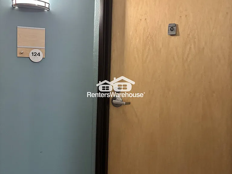 1700 Four Oaks Rd #124 — Photo 2