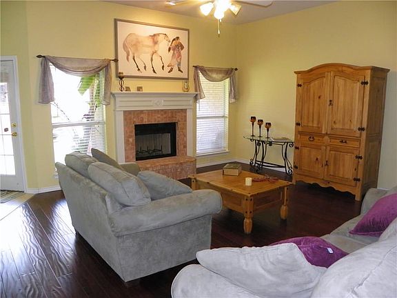 4th image of 912 Robin Dr