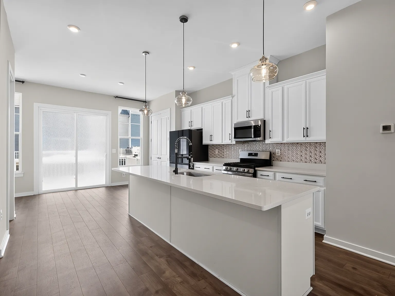 4 bed, 3.5 bath, 1600 sqft, $3,400 — Photo 4