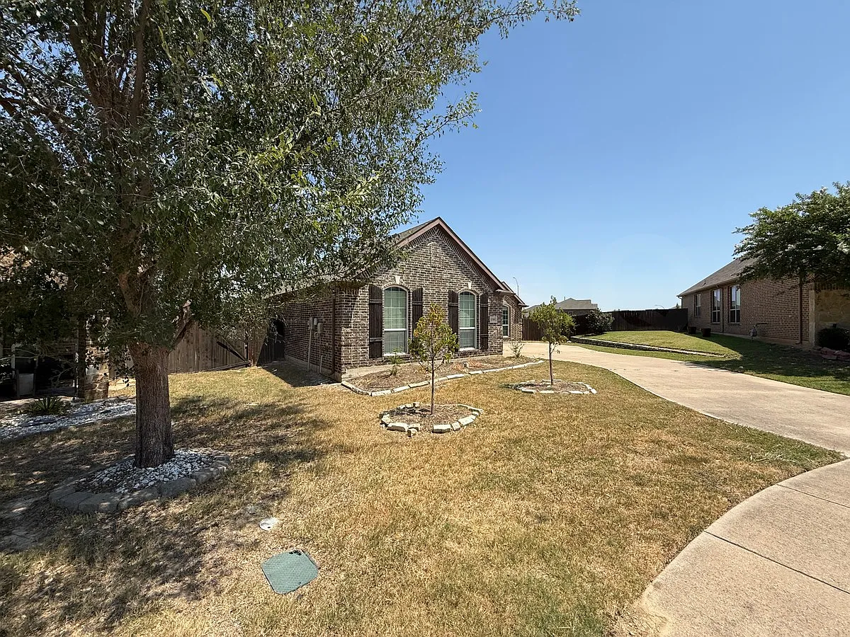 4 bed, 4.0 bath, 2817 sqft, $3,200 — Photo 3