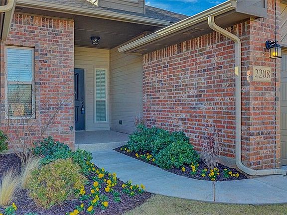 4th image of 2208 Alameda Park Dr