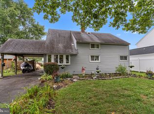 12 Hickory Ln, Levittown, PA