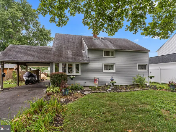 12 Hickory Ln, Levittown, PA 19055