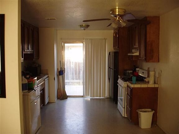 KITCHEN W-GLASS SLIDER TO YARD