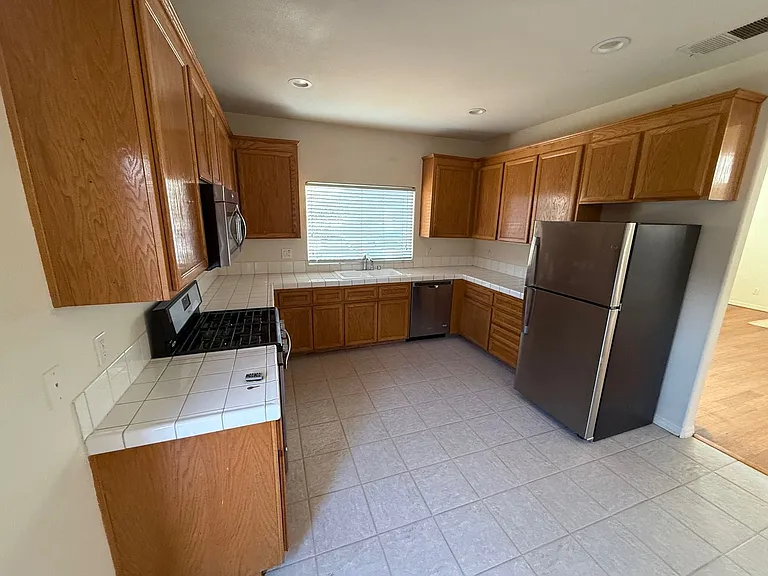 1446 Holly Ave — Photo 6